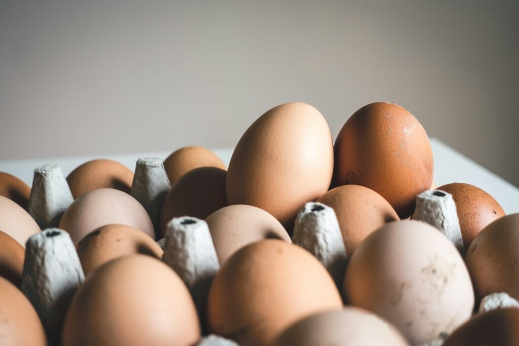 Huevos frescos en cubeta