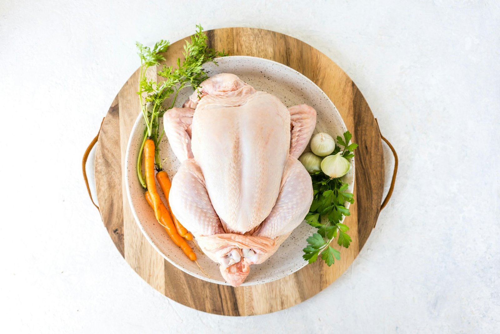 Pollo entero en bandeja con vegetales